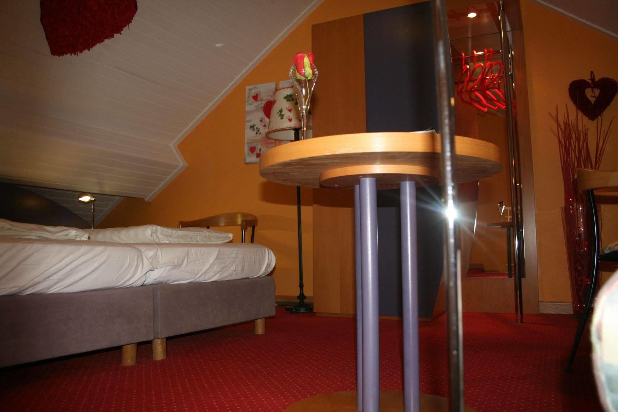 Logis Gourmet & Relax Hotel De La Sure เอส-ซัวร์-ซูร์ ภายนอก รูปภาพ
