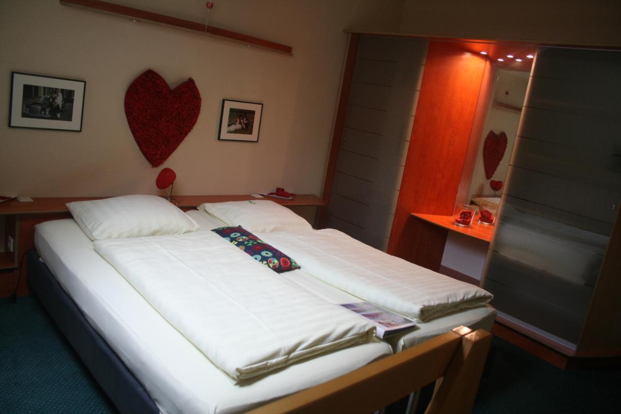 Logis Gourmet & Relax Hotel De La Sure เอส-ซัวร์-ซูร์ ภายนอก รูปภาพ